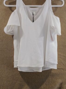 Bisou Bisou White Cold-Shoulder V-Neck Blouse